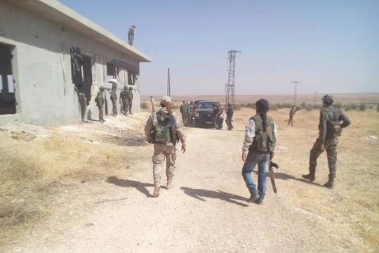 Binh sĩ quân đội Syria trên chiến trường vùng nông thôn tỉnh Hama