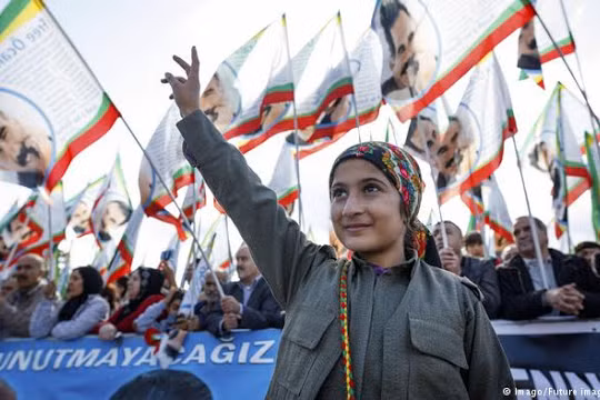 Lực lượng người Kurd biểu tình kêu gọi NATO thiết lập vùng cấm bay ở Syria - ảnh minh họa South Front