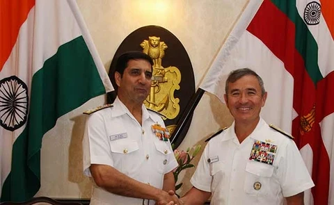 Đô đốc Hải quân Ấn Độ Robin Dhawan và Đô đốc Hải quân Mỹ Harry Harris Jr 