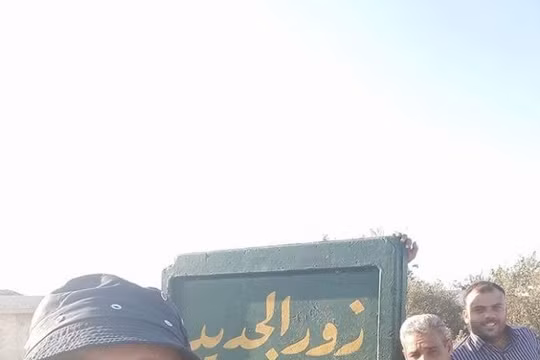 Binh sĩ Syria trước ngôi làng vừa giành lại được từ chiến binh Hồi giáo cực đoan