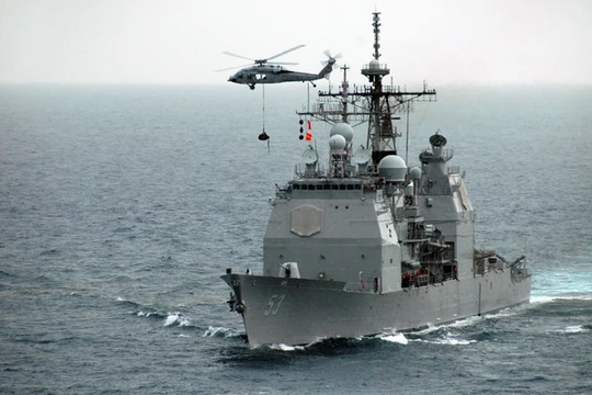 Cụm tàu sân bay chiến đấu Mỹ phô diễn uy lực ở Biển Đông