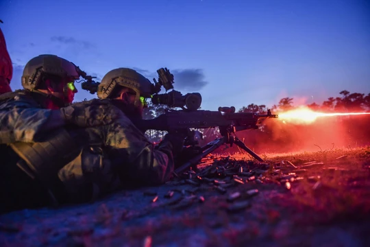 Lính thủy đánh bộ Mỹ sử dụng súng máy M249 với kính ngắm hồng ngoại - ảnh U.S. Marine Corps