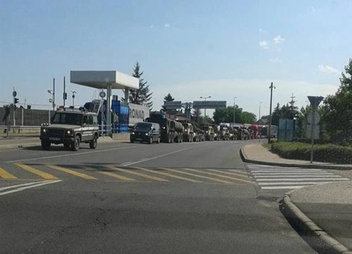 Đoàn xe quân sự tập trung tại biên giới Hungary, trước khi vào lãnh thổ Ukraine