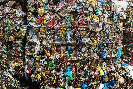 Rác thải nhựa PVC khó tái chế. Ảnh Engineering Interesting. 