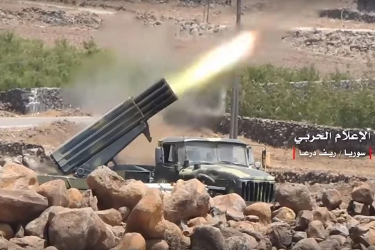 Quân đội Syria tiến công trên chiến trường Yarmouk, tỉnh Daraa. Ảnh minh họa video