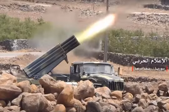 Quân đội Syria tiến công trên chiến trường Yarmouk, tỉnh Daraa. Ảnh minh họa video