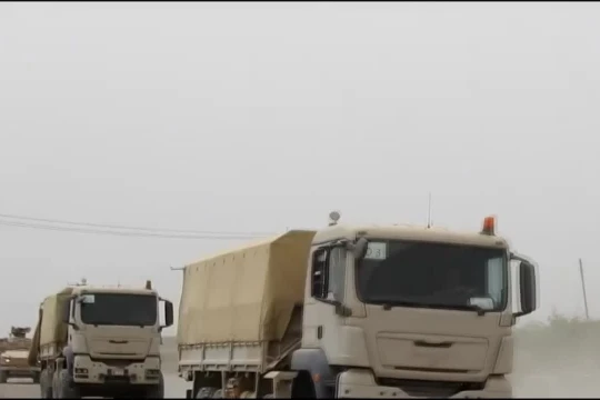 Đoàn xe liên minh quân sự Yemen do Ả rập Xê út hậu thuẫn tấn công. Ảnh video