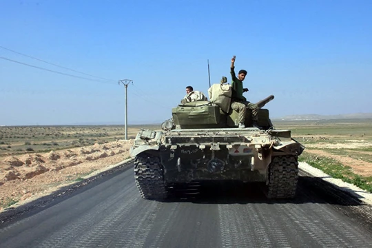 Xe tăng T-72 quân đội Syria trên đường tiến về Raqqa