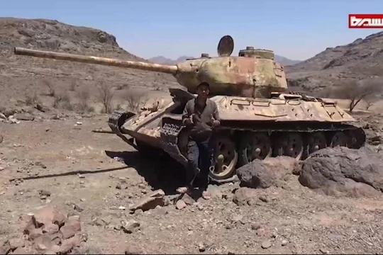 Chiếc xe tăng T-34-85 bị lực lượng Houthi thu chiến lợi phẩm.