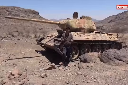 Chiếc xe tăng T-34-85 bị lực lượng Houthi thu chiến lợi phẩm.