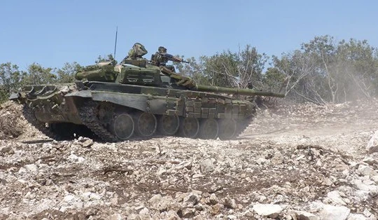 Xe tăng quân đội Syria tiến công trên vùng thung lũng Beit Jinn