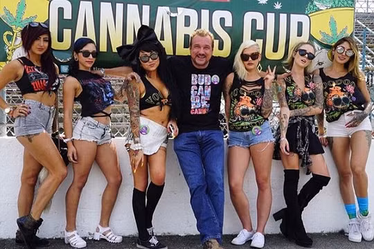 Michael Straumietis, hoặc Big Mike với dàn hậu cung của mình