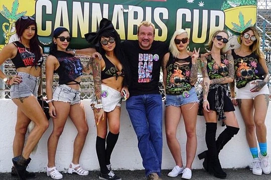 Michael Straumietis, hoặc Big Mike với dàn hậu cung của mình