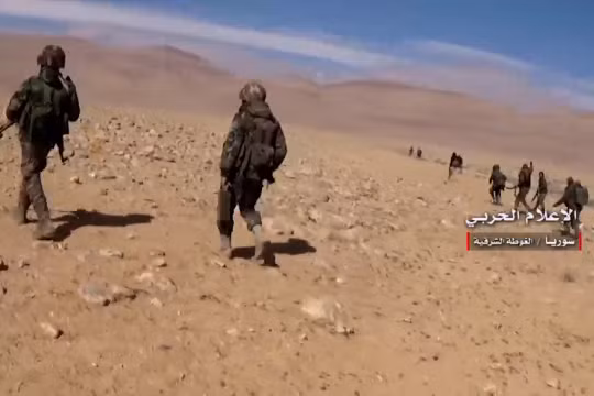 Binh sĩ quân đội Syria chiến đấu trên miền đông Hama