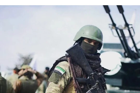 Chiến binh Quân đội Syria tự do được Ankara hậu thuẫn trên một ngôi làng bị đánh chiếm