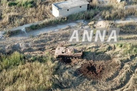 Xe bộ binh chiến đấu BMP-1 của lực lượng thánh chiến bị trúng bom của không quân Nga ở Hama. Ảnh minh họa Masdar News