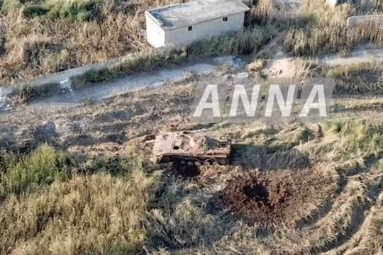 Xe bộ binh chiến đấu BMP-1 của lực lượng thánh chiến bị trúng bom của không quân Nga ở Hama. Ảnh minh họa Masdar News