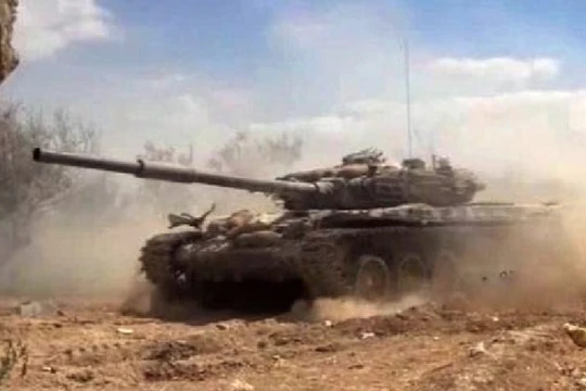 Xe tăng quân đội Syria tiến công trên chiến trường Douma- ảnh minh họa Masdar News