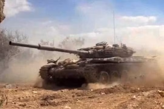 Xe tăng quân đội Syria tiến công trên chiến trường Douma- ảnh minh họa Masdar News