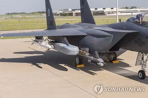 Máy bay chiến đấu F-15K Hàn Quốc trang bị tên lửa Taurus tấn công mặt đất - ảnh Yonhap