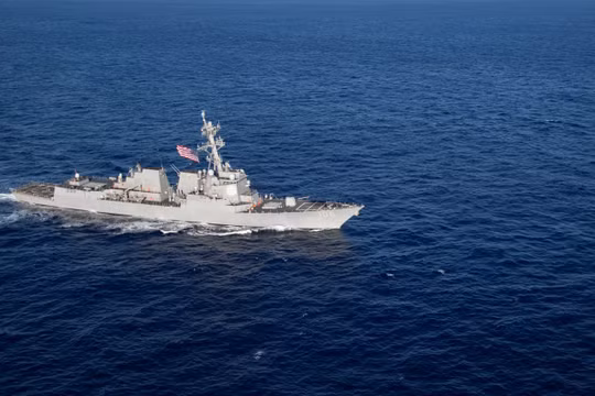 Khu trục hạm tên lửa có điều khiển USS Campbell của Mỹ trên Biển Đông. Ảnh: Reuters.