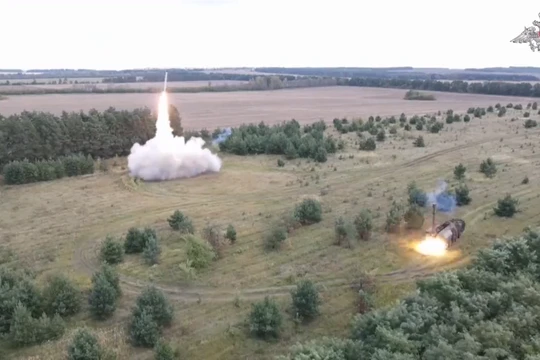 Lực lượng pháo binh - tên lửa Nga phóng tên lửa Iskander - K trên chiến trường Donetsk. Ảnh Video Bộ Quốc phòng Nga. 
