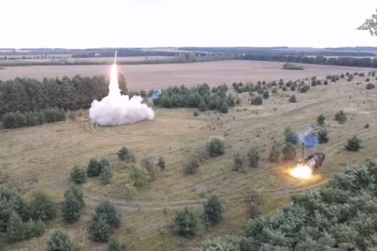 Lực lượng pháo binh - tên lửa Nga phóng tên lửa Iskander - K trên chiến trường Donetsk. Ảnh Video Bộ Quốc phòng Nga. 