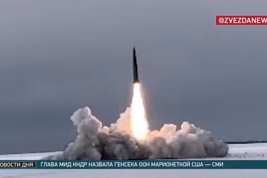 Tổ hợp Iskander phóng tên lửa . Ảnh video TV Zvezda.