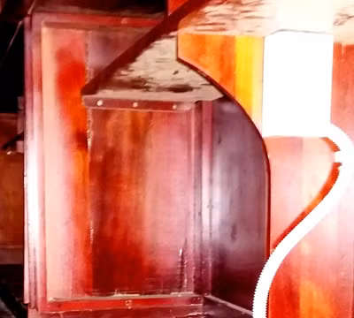 Bàn ghế trong hội trường chính bị mối mọt ăn mục nát. Ảnh: Phúc Hưng.