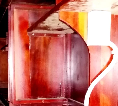 Bàn ghế trong hội trường chính bị mối mọt ăn mục nát. Ảnh: Phúc Hưng.