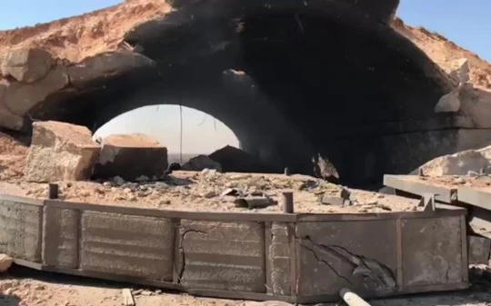 Hầm chứa máy bay trong căn cứ sân bay bị phá hủy