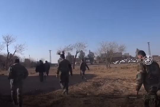 Binh sĩ quân đội Syria trên chiến trường Aleppo, tiếp tục tiến công truy quét IS ở Aleppo - ảnh minh họa video