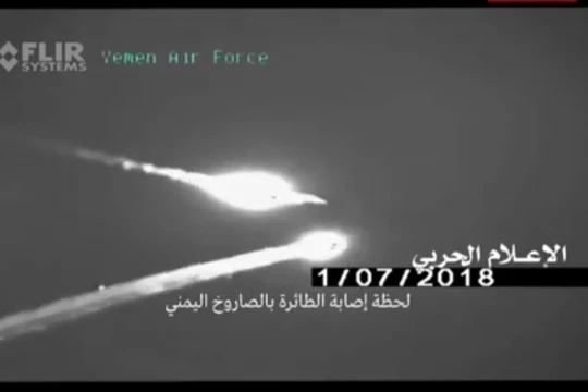 Chiếc máy bay tiêm kích F-15 đối mặt với tên lửa phòng không Houthi - ảnh minh họa video truyền thông Houthi