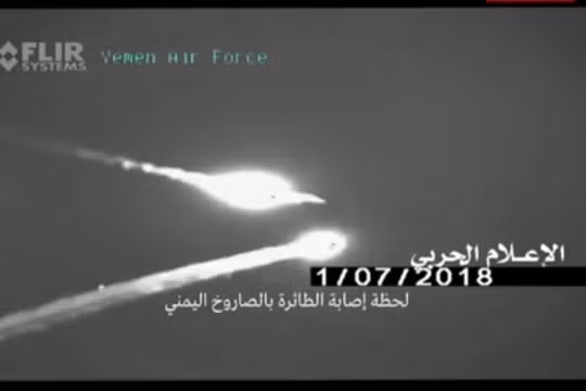 Chiếc máy bay tiêm kích F-15 đối mặt với tên lửa phòng không Houthi - ảnh minh họa video truyền thông Houthi