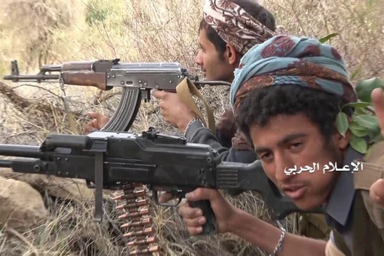 Chiến binh Houthi phục kích các tay súng lực lượng Liên minh vùng Vịnh. Ảnh minh họa: Masdar News.