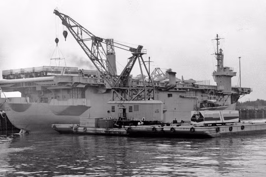 Tàu sân bay USNS Card (T-AKV-40) trên bến cảng Sài Gòn