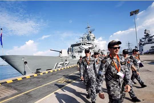 Hơn 180 công ty và phái đoàn từ 40 nước tham gia triển lãm Quốc phòng Hàng hải Quốc tế (IMDEX) từ ngày 19 đến 21/5. Trong ảnh, hải quân Australia đi lại gần tàu khu trục nhỏ HMAS Perth lớp Anzac của nước này đỗ tại Singapore. Ảnh: Reuters