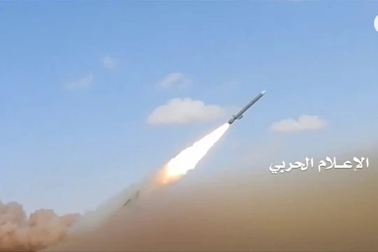 Lực lượng Houthi phóng tên lửa tấn công liên minh quân sự vùng Vịnh do Ả rập Xê-út dẫn đầu.