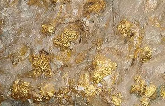 Tịch thu hơn 1,5 tấn quặng vàng “vô chủ” bên bờ sông