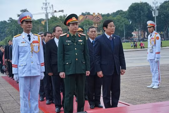Bộ TT&TT dâng hương báo công nhiệm kỳ với Bác