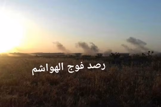 Lực lượng pháo binh sư đoàn Tiger tập kích hỏa lực vào các nhóm Hồi giáo cực đoan ở Hama. Ảnh minh họa Masdar News