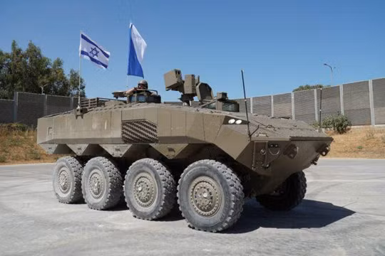 Xe thiết giáp chở quân Eitan 8×8 trang bị hệ thống bảo vệ chủ động Iron Fist. Ảnh South Front.