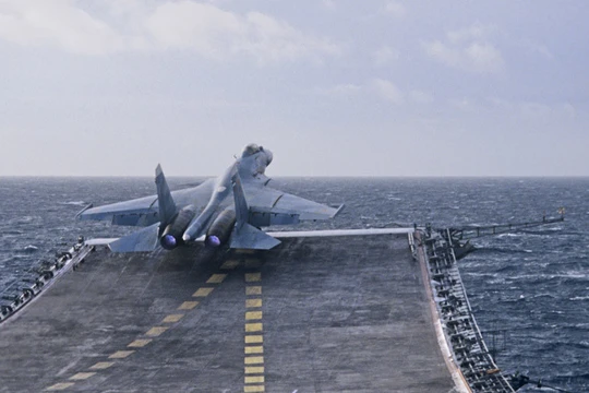 Tiêm kích S-33 xuất kích từ tàu sân bay Đô đốc Kuznetsov trên bờ biển Syria