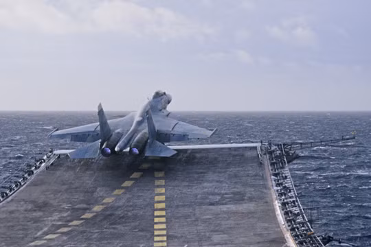 Tiêm kích S-33 xuất kích từ tàu sân bay Đô đốc Kuznetsov trên bờ biển Syria