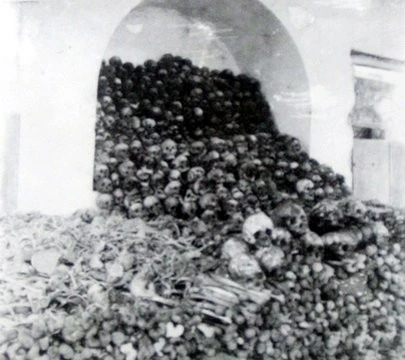 Những người chết đói ở trại Giáp Bát được cải táng về nghĩa trang Hợp Thiện (Hà Nội) - Ảnh: Võ An Ninh