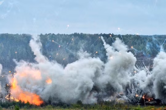 Hỏa lực pháo binh chiến trường của quân đội Nga trong diễn tập - ảnh Sputnik