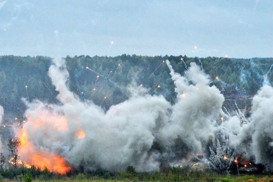 Hỏa lực pháo binh chiến trường của quân đội Nga trong diễn tập - ảnh Sputnik