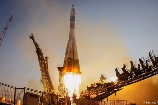 Tên lửa đẩy "Soyuz-FG" mang theo tàu vũ trụ vận tải có người lái TPK " Soyuz MS-02" cất cánh