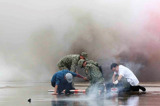 Cấp cứu, xử lý bom trên máy bay - ảnh Người Lao Động