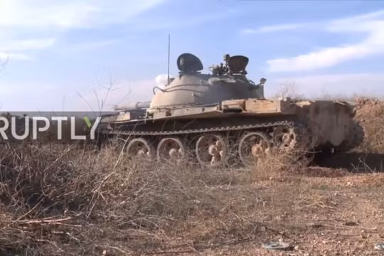 Xe tăng quân đội Syria trên chiến trường phía đông Aleppo